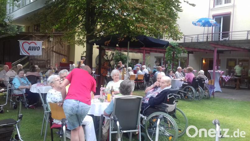 Die Altenheimbewohner stehen beim AWO-Fest im Mittelpunkt. gra