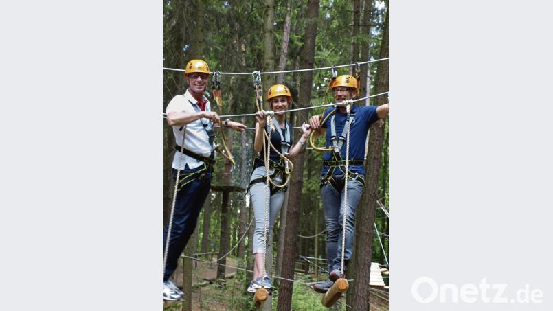 Bürgermeister Herrmann Falk, Viktoria Schwarz und Wolfgang Schwarz, Betriebsleiter der SC Monte Kaolino GmbH (von links), freuen sich, dass der neue Parcours im Waldhochseilgarten fertig ist. Sabrina Bauer