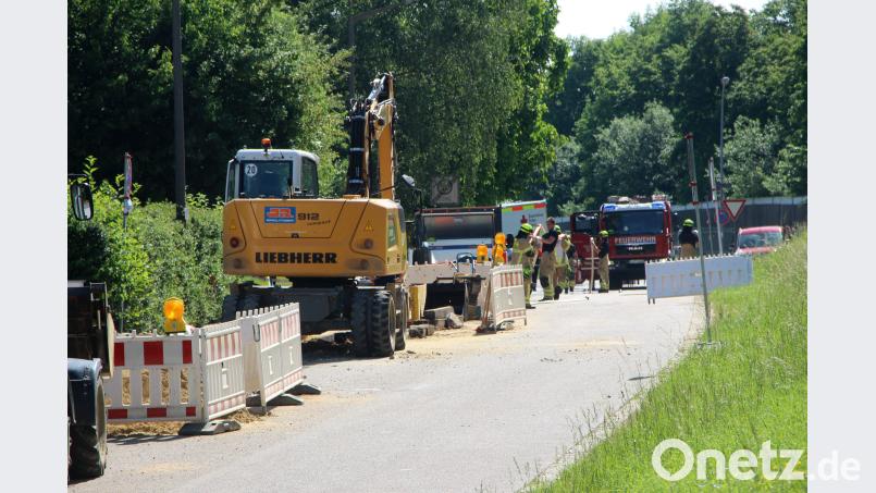Am Montagvormittag eilten zahlreiche Einsatzkräfte der Polizei, des Rettungsdienstes und der Berufsfeuerwehr Regensburg in die Straße "Am Zieget" in Regensburg. Bei Bauarbeiten hatte ein Baggerfahrer ein Stück der Gasleitung abgerissen. Auer, Alexander