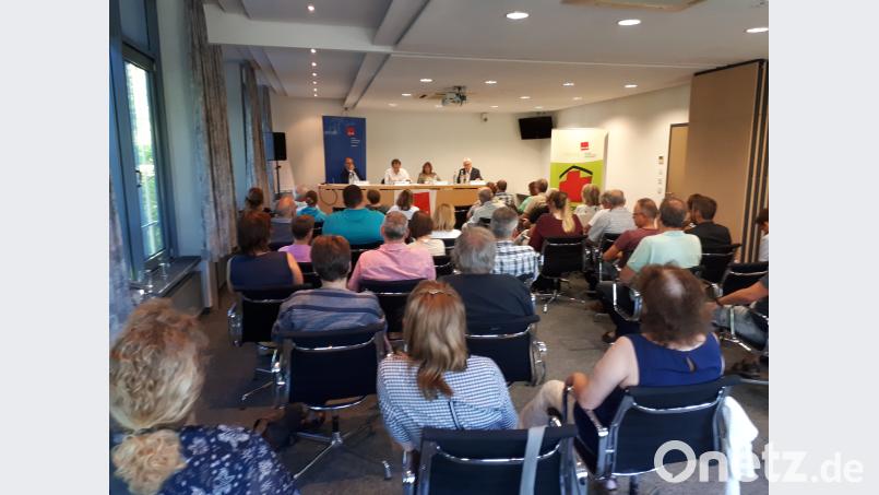 Auf dem Podium steht die schwierige Lage der Kliniken in der Region zur Diskussion. exb