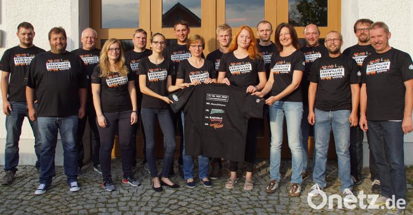 Stolz präsentieren sich die Mitglieder des Festausschusses der Feuerwehr in ihren Fest-T-Shirts zum 150-jährigen Jubiläum. mmj