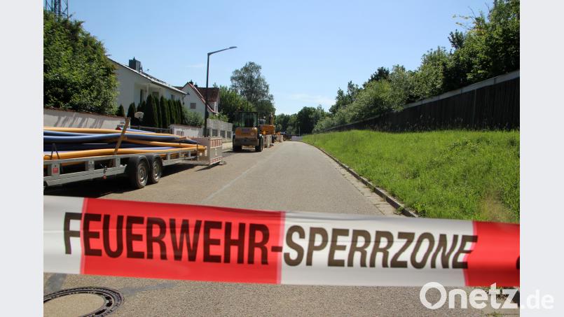 Am Montagvormittag eilten zahlreiche Einsatzkräfte der Polizei, des Rettungsdienstes und der Berufsfeuerwehr Regensburg in die Straße "Am Zieget" in Regensburg. Bei Bauarbeiten hatte ein Baggerfahrer ein Stück der Gasleitung abgerissen. Auer, Alexander