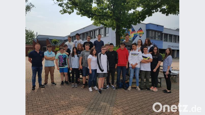 Dimitria Kotsekoglou hat mit ihrer Klasse an der Otto-Wels-Mittelschule Mitterteich ihren Gewinn beim Jugendrotkreuz eingelöst und bei BRK-Ausbilder (links) Jürgen Goß den Rotkreuzkurs absolviert. exb