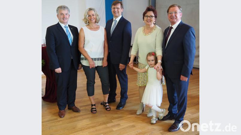 Amtsübergabe mit Enkelkind Leonora. Der bisherige Leiter des Amtes für Ernährung, Landwirtschaft und Forsten Dr. Siegfried Kiener (rechts) übergab die Amtsgeschäfte an Reinhold Witt (Vierter von rechts) Mit dabei (von rechts) Elvira Kiener-Seibert, Betty Witt und Ministerialdirektor Hubert Bittlmayer Bühner