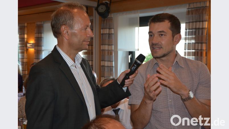 Dr. Peter Deinlein (rechts) und Moderator Thomas Bärthlein im Gespräch jr