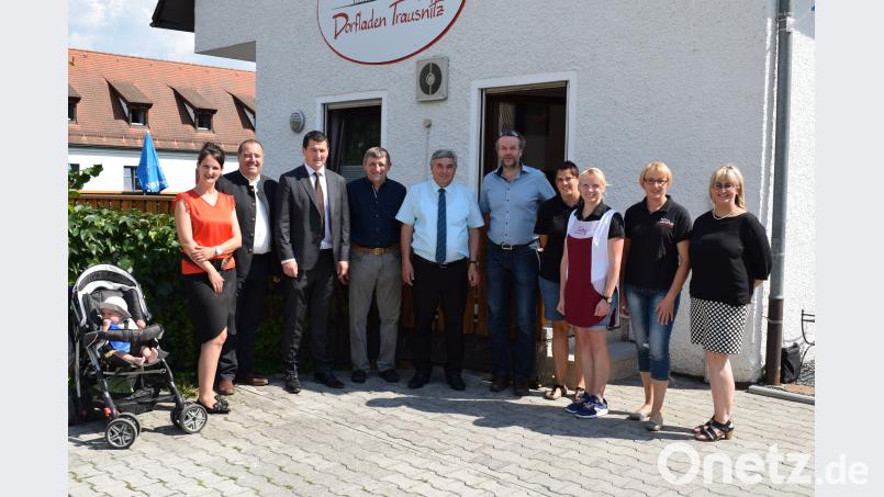 Die Kandidatin für den Bezirkstag, Christina Bauer (links), Landtagskandidat Manfred Wendl (Zweiter von links) und MdB Karl Holmeier (Fünfter von links) wurden am Dorfladen von Bürgermeister Martin Schwandner (Dritter von links) begrüßt. Die drei CSU-Politiker statteten der Gemeinde eine Informationsbesuch ab. bnr