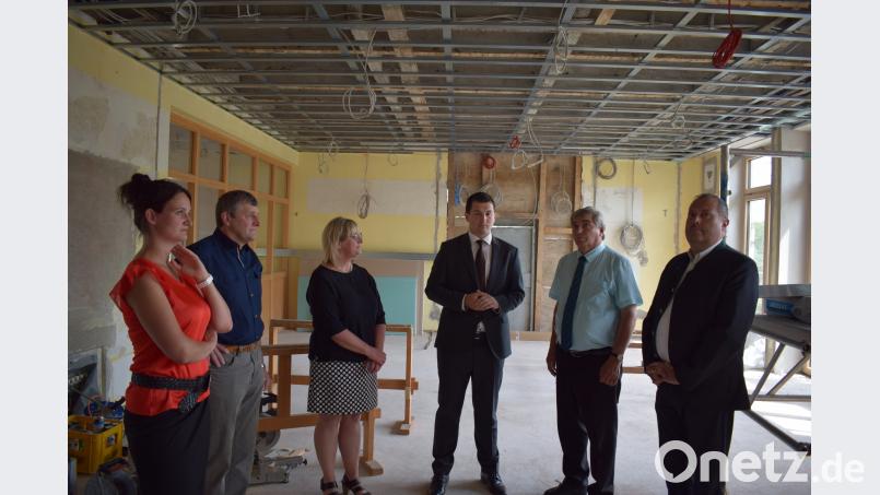 Auf der Baustelle des Landkindergartens ließen sich die CSU Politiker über den Baufortgang informieren. Von Links: Bezirkstagskandidatin Christina Bauer, stellvertretender Bürgermeister Josef Prechtl, Kindergartenleiterin Sabine Maderer, Bürgermeister Martin Schwandner, MdB Karl Holmeier, Landtagskandidat Manfred Wendl. bnr