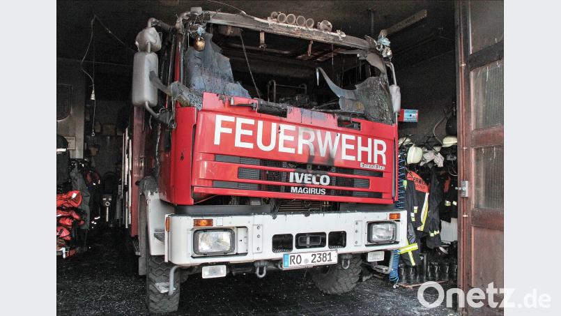 Ein ausgebranntes Löschfahrzeug steht im Gerätehaus der Freiwilligen Feuerwehr. Das Fahrzeug war in Brand geraten und hatte auch das Feuerwehrhaus in Flammen gesetzt. Umliegende Feuerwehren rückten an und konnten den Brand sehr schnell löschen. Der Schaden beträgt rund 300 000 Euro. Josef Reisner/dpa