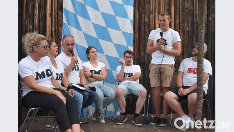 Gruppentherapiesitzung für Wochentage. Die Besuchern des Bürgerfestes wurden sehr gut unterhalten. rgr