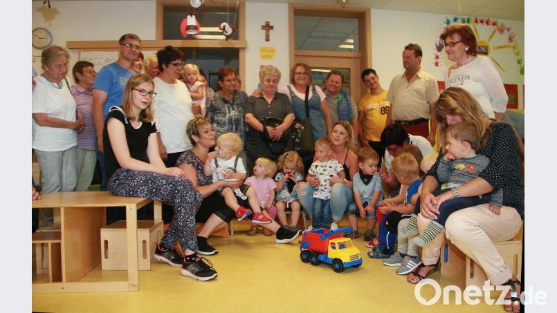 Was man an einem Froschteich so alles hören und sehen kann, „quakten“ die Kinder in ihrem Lied, bei dem auch Mitmachen gefragt war. wro