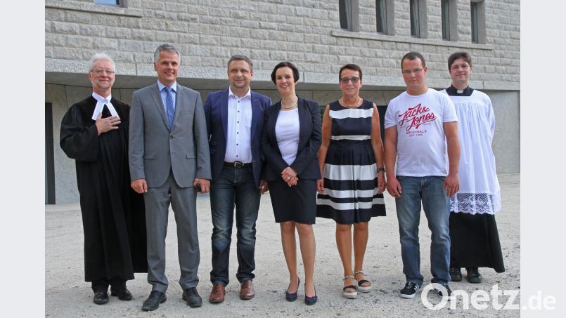 Im Bürogebäude des Granitwerks Helgert ist künftig die Kanzlei von Anwältin Miriam Hanebuth (Mitte) zu finden. nm