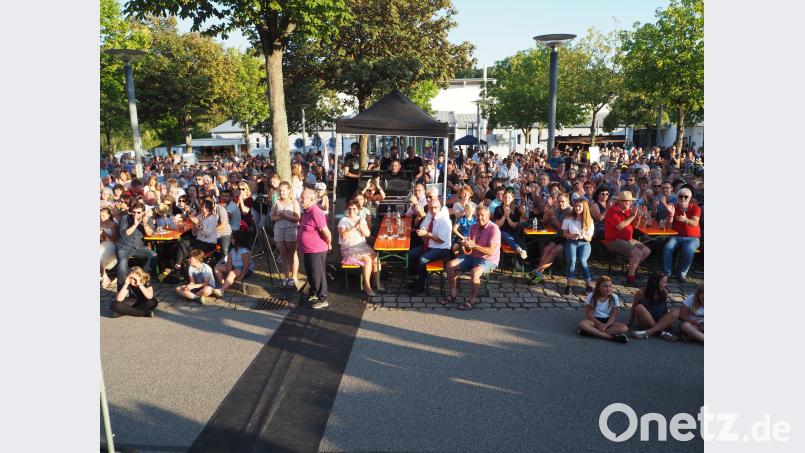 Die Bänke zwischen der Bühne am Parkdeck und der Stadthalle sind komplett gefüllt. krb