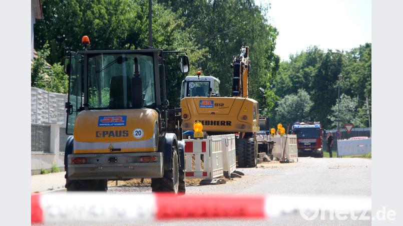 Am Montagvormittag eilten zahlreiche Einsatzkräfte der Polizei, des Rettungsdienstes und der Berufsfeuerwehr Regensburg in die Straße "Am Zieget" in Regensburg. Bei Bauarbeiten hatte ein Baggerfahrer ein Stück der Gasleitung abgerissen. Auer, Alexander