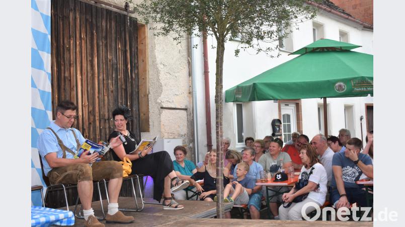 Matthias Bräutigam und Kerstin Fröhlich führen den Skech "Schiller &amp; Schaller" auf. rgr