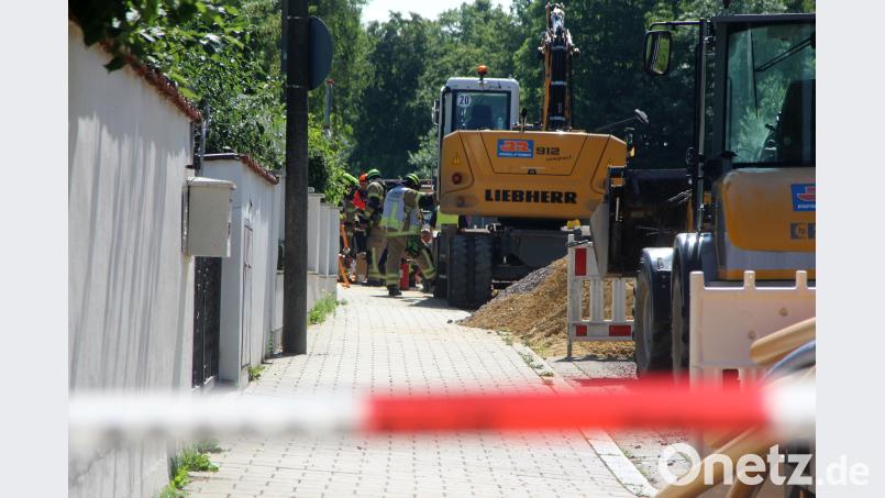 Am Montagvormittag eilten zahlreiche Einsatzkräfte der Polizei, des Rettungsdienstes und der Berufsfeuerwehr Regensburg in die Straße "Am Zieget" in Regensburg. Bei Bauarbeiten hatte ein Baggerfahrer ein Stück der Gasleitung abgerissen. Auer, Alexander