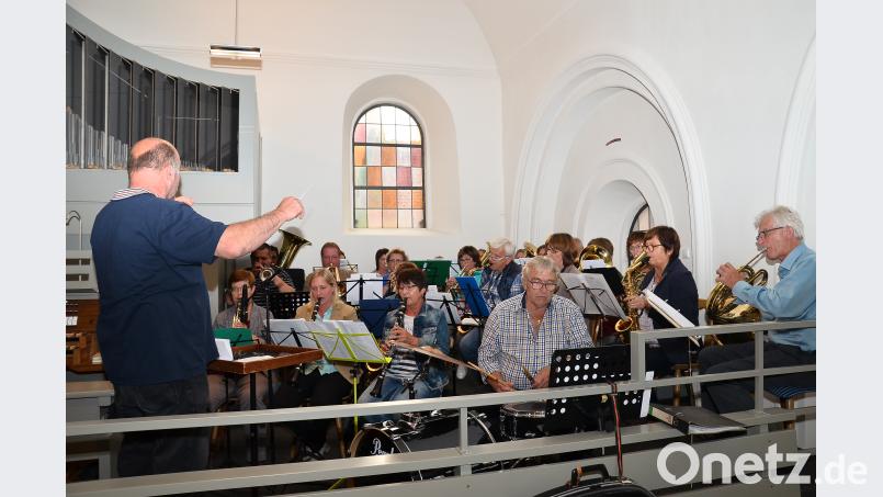 Auf der Empore dirigiert Hermann Mack die Bläsergruppe "Atemnot" als größtes Ensemble des Kirchenkonzerts. fjo