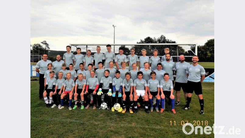 Beim ASV-Sportfest feiern die 37 Spieler der D-Jugend (TSV Kirchenlaibach, Seybothenreuth und Haidenaab) um Markus Schäffner (rechts) Premiere und geben ihr Debüt. hai