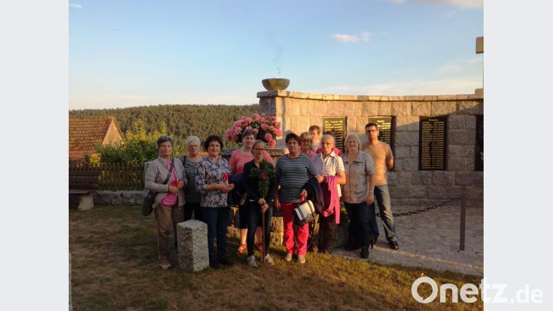 Die Pilger machen sich zu Fuß auf den Weg nach Trausnitz zum Skapulierfest. gi