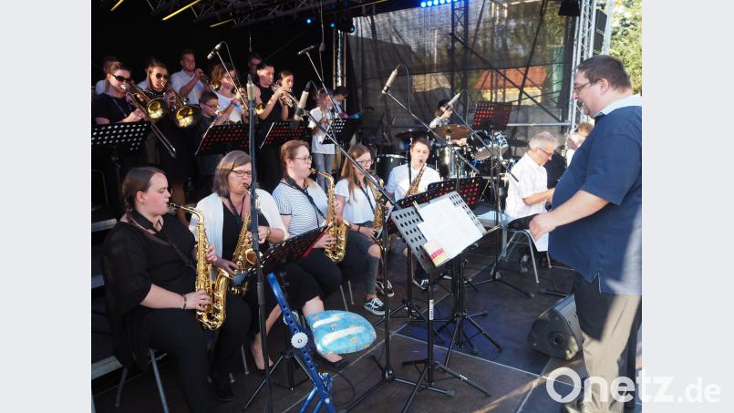 Die Realschul-Big-Band spielt mit Unterstützung aus Nabburg. krb