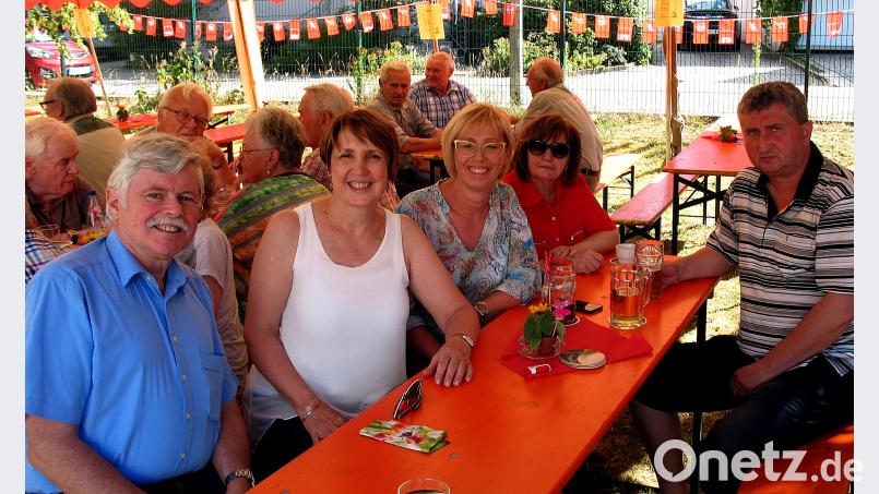 Ehrengäste, Mitglieder und die Bevölkerung feierte im Rothballer-Garten das SPD-Gartenfest. Und das Wetter war bestens. Bild: R. Kreuzer KZR