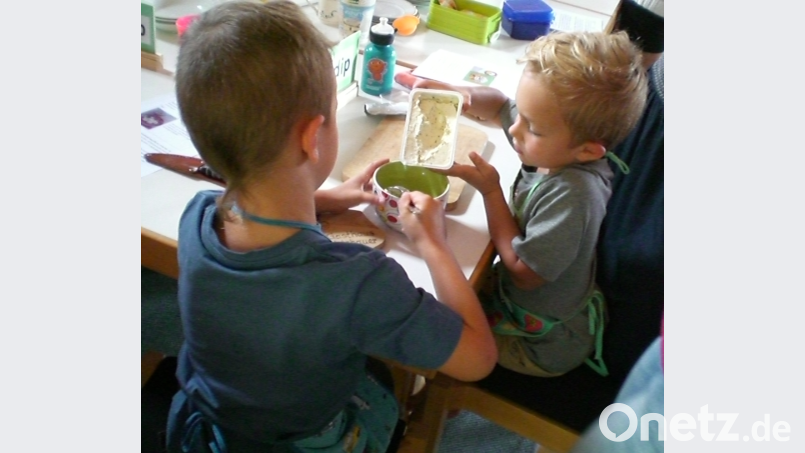 Kinder beim Zubereiten von Zwischenmahlzeiten. exb
