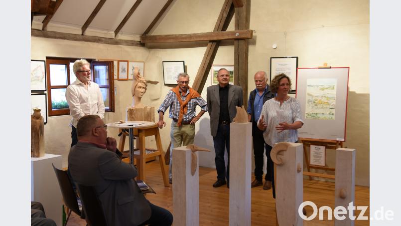Gemeinsam stellen sie ihre Werke aus: die Maler (von links) Hans List, Josef Lobermayer, Vitus Kaa, und Jürgen Hartmann sowie die Bildhauerin Irene Meier. Bürgermeister Josef Reindl (sitzend) eröffnet die Schau. nag