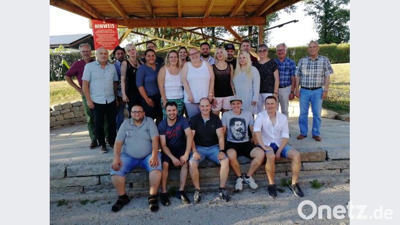 Ehemalige Abschlussschüler der Hauptschule Altenstadt treffen sich mit ihren Lehrern 20 Jahre nach dem Abschluss in der &quot;Wirtschaft&quot;. cr