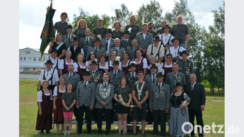 Seit 120 Jahren gibt es die Königlich-privilegierte Schützengesellschaft Mitterteich. Auf Jubiläumsfeierlichkeiten wird aber verzichtet, stattdessen unternimmt der Verein einen Ausflug. Im Bild der &quot;harte Kern&quot; der Schützen in Dirndln und Anzügen, mit denen sie sich 2015 bzw. 2016 neu eingekleidet haben. jr