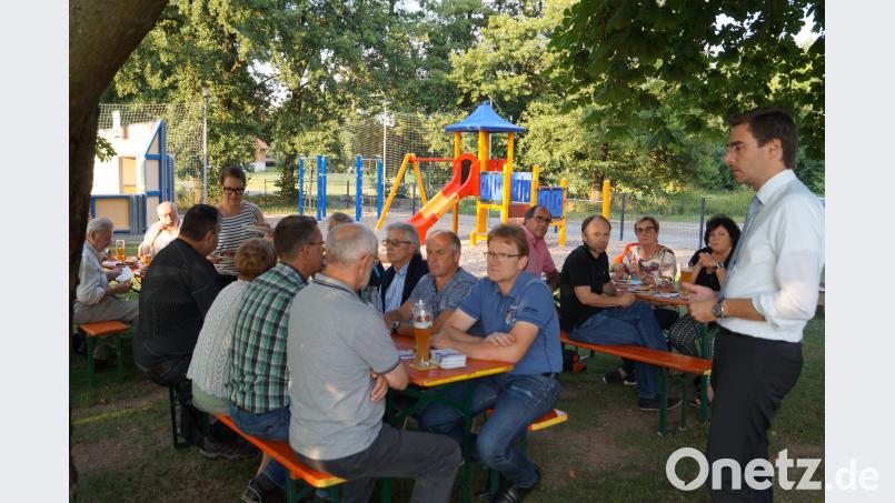 Im lauschigen Kastaniengarten des Sportheims geht es heiß her, denn Landtagskandidat Stephan Oetzinger (rechts) stellt sich beim CSU-Bürgergespräch zahlreichen heiklen Fragen und brisanten Themen aus einem großen Zuhörerkreis. du