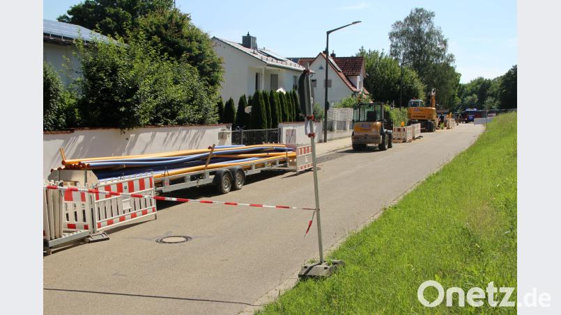 Am Montagvormittag eilten zahlreiche Einsatzkräfte der Polizei, des Rettungsdienstes und der Berufsfeuerwehr Regensburg in die Straße "Am Zieget" in Regensburg. Bei Bauarbeiten hatte ein Baggerfahrer ein Stück der Gasleitung abgerissen. Auer, Alexander