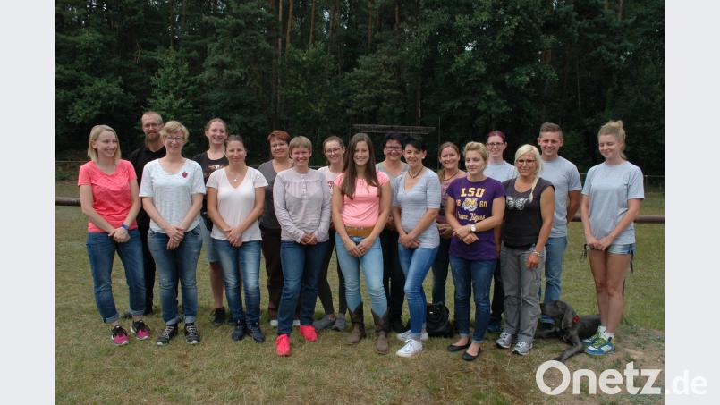 Hufschmiedin Stefanie Fritsch (mitte, 9.v.li) gab praktische und theoretische Tipps zur Hufpflege nib