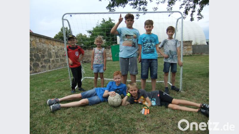 Die Elfmeter-Könige des Tages aus der Pittersberger Kinder- und Pfarrjugend (von links): Florian, Selina, Julian, Florian und Korbinian. Liegend von links: Oliver und Andreas. gm