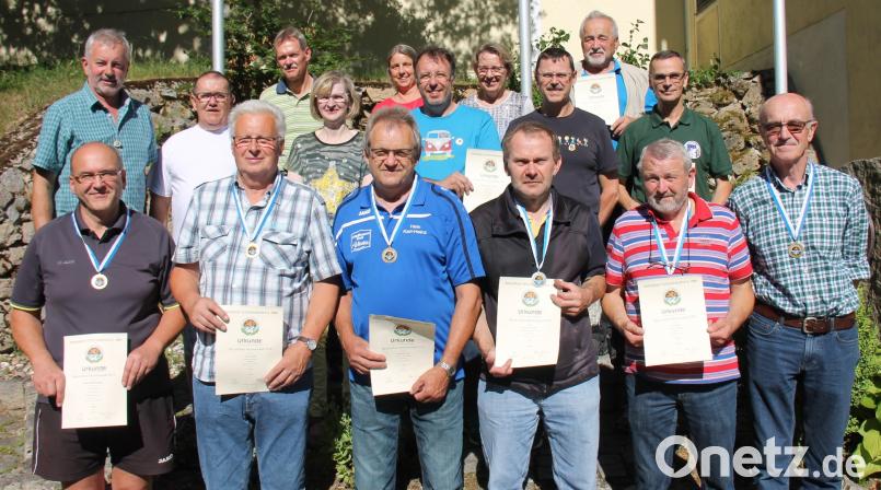 Alle Sieger der bayerische Landesmeisterschaft des Oberpfälzer Schützenbundes mit dem Zimmerstutzen in Pfreimd bei den Herren 3 und 4. dl