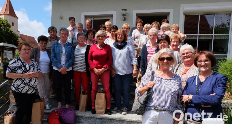 Gemeinsames Guppenfoto vorm Hofladen in Thalmässing der Altmühltaler Teigwaren GmbH. exb
