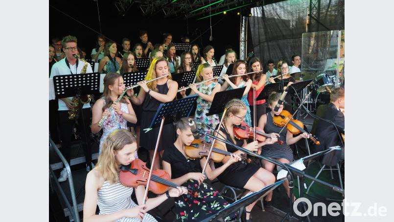 Die Jazzsymphonics des Gymnasiums begeistern mit „The Blues Brothers Revue“ und „Movie Milestone“. krb