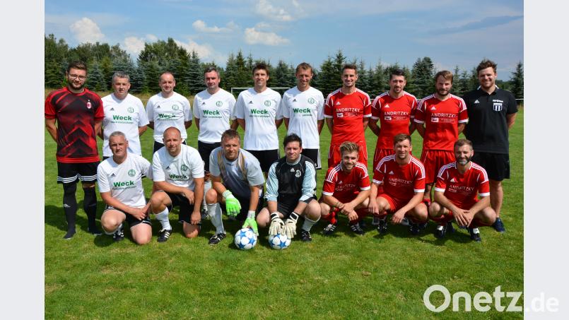 Die „Talentschmiede Stiftland“ (weiße Trikots) siegte im Finale des Konnersreuther Fußball-Hobbyturniers gegen „Scherdel-United“ (rote Trikots) knapp mit 1:0 und verteidigte damit den Titel. Dazu gratulierten TSV-Vorsitzender Maximilian Siller (links) und Turnierleiter Thomas Bernreuther (rechts). jr