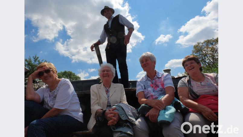 Die Teilnehmerinnen an der Treidelfahrt waren nicht nur begeistert von der Landschaft, dem Transport mit dem Lastenkahn "Alma Viktoria" sondern auch von den Ausführungen von Hans-Georg Luber. exb