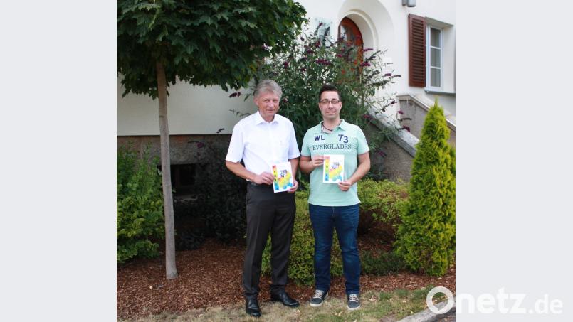 Bei der Vorstellung des Ferienprogramms beim Rathaus in Plößberg durch Bürgermeister Lothar Müller (links) und den Jugendbeauftragten Michael Haubner (rechts). lk