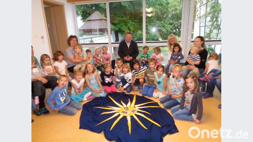 Das Foto zeigt hinten in der Mitte Pfarrer Josef Waleszczuk, links Kindergartenleiterin Sabine Schinner, rechts Kinderpflegerin Waltraud König. twg