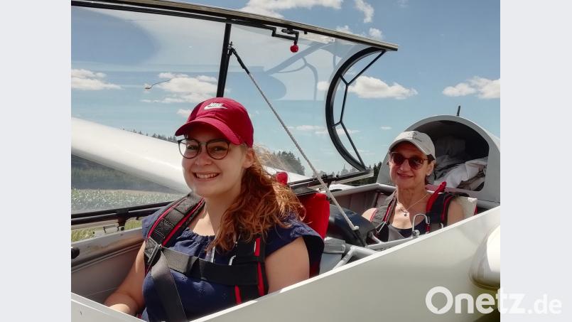 Pia Lippert und Elke Pinkert (von links) dürfen bislang nur am Boden zusammen im Segelflieger sitzen. Auf ihren Flügen werden sie jeweils noch von einem Fluglehrer begleitet. Der Segelflugclub Tirschenreuth ist stolz auf seine beiden weiblichen Neuzugänge. exb