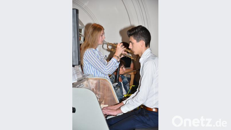 Nachwuchsorganist Markus Mathy spielt nicht nur sein Prüfungsstück sondern begleitet Hannah Helm auch beim "Ave Maria". fjo