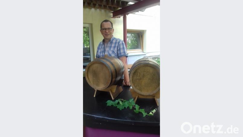 Der Chef am Weinfass: Ralf Sölch schenkt ein. gra