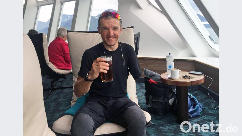 Darauf ein Bierchen: Nach der erfolgreichen Nordkap-Tour genehmigte sich Wolfgang Stöckl einen kräftigen Schluck. exb