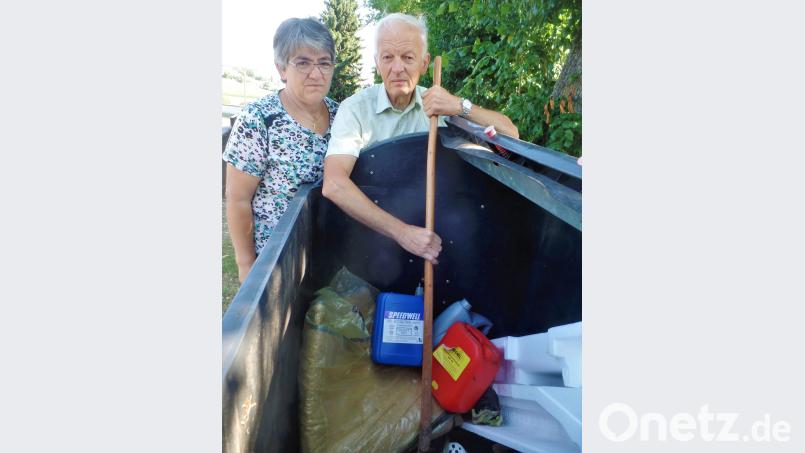 „Aus den Augen, aus dem Sinn“, hat sich wohl ein Zeitgenosse gedacht und entsorgte seinen Sperrmüll im Friedhofscontainer. Nicht nur Gertraud und Willi Landgraf, die diesen Abfall nun am Hals haben, empfinden so ein Verhalten einfach als Sauerei. jml