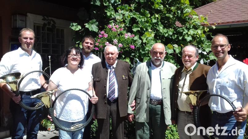 Hermann Weinisch (Vierter von rechts) freut sich sehr über die Glückwünsche von Bruno Ponnath und Dr. Wolfgang Schinner und das musikalische Ständchen von Hornmeister Ely Eibisch und seinen Kaibitzer Schloßbläsern. jzk
