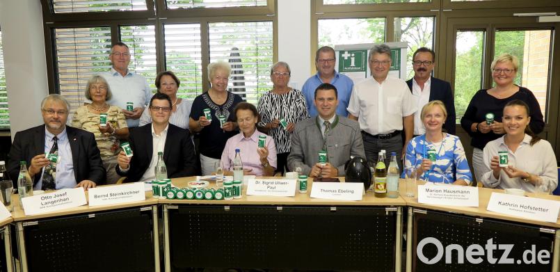 Landrat Thomas Ebeling, Mitglieder des Seniorenbeirats und die Vertreter der Aktionspartner stellten die Notfalldose vor. Hirsch