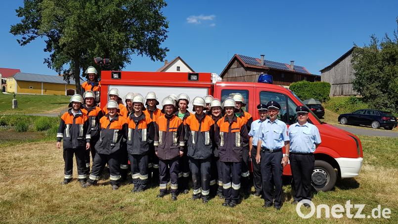 Aktive der Feuerwehr Münchenreuth stellten bei einer Leistungsprüfung ihre Schlagfähigkeit unter Beweis. exb