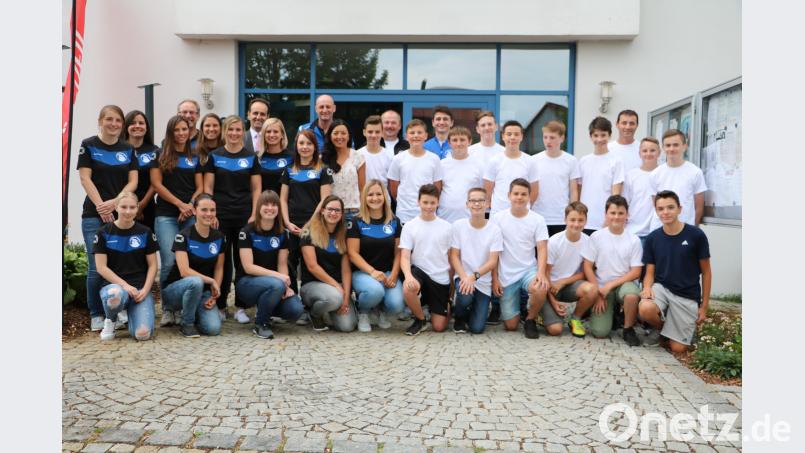 Die beiden erfolgreichen Mannschaften in der Gemeinde Edelsfeld in der Bildmitte stehend Kerstin Hagerer Gruber, Rudi [gru]