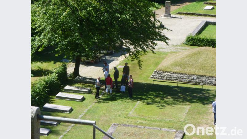 Am Platz der Nationen im „Tal des Todes“ der KZ-Gedenkstätte Flossenbürg verharrte die Besuchergruppe um den US-Botschafter in Berlin, Richard A. Grenell, im Gedenken. paa