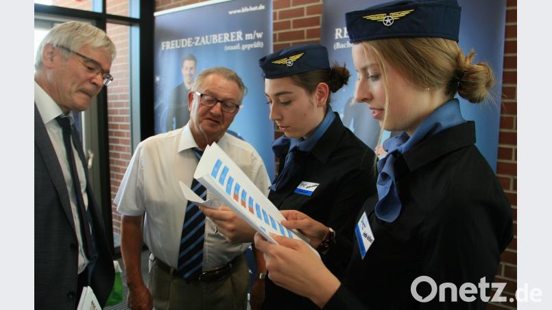 Die beiden Stewardessen Leonie Grünwald und Sarah Kohles (von rechts) geleiteten die Ehrengäste – im Bild den 2. Bürgermeister aus Marktredwitz Horst Geißel und Wiesaus stellvertretenden Gemeindechef Fritz Holm (von links) - in ihre „Zielländer.“ wro
